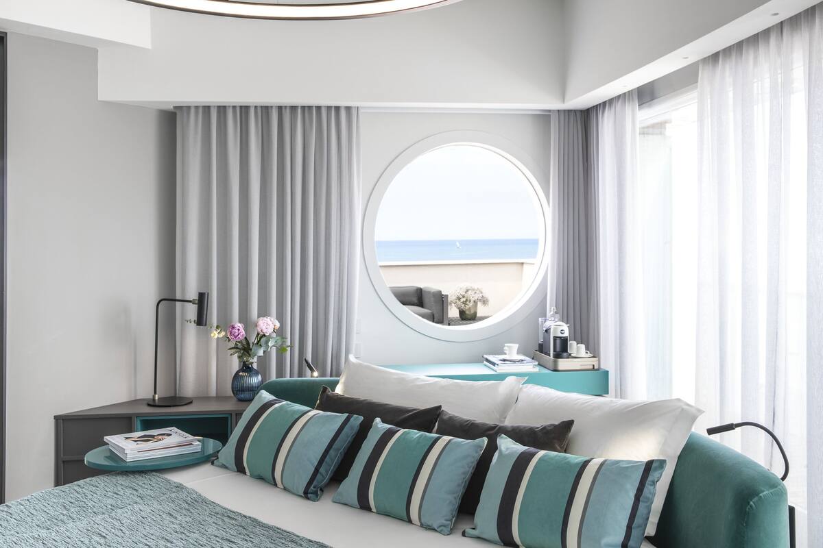 grand suite | minibar, in-room safe, blackout curtains, soundproofing