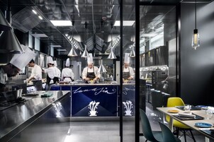 供应早餐、午餐和晚餐，意大利菜