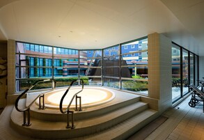 屋内スパ浴槽
