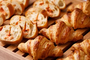 Breakfast, lunch, dinner served; Modern European cuisine 