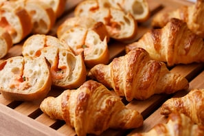 Breakfast, lunch, dinner served; Modern European cuisine