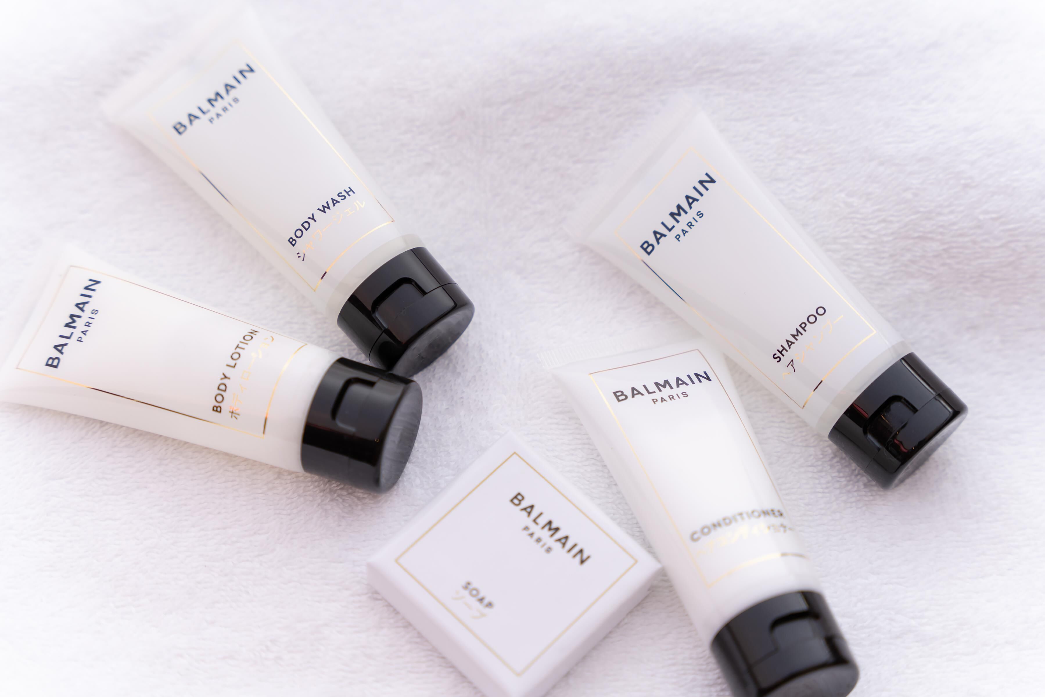 separate bathtub and shower, deep-soaking bathtub, rainfall showerhead