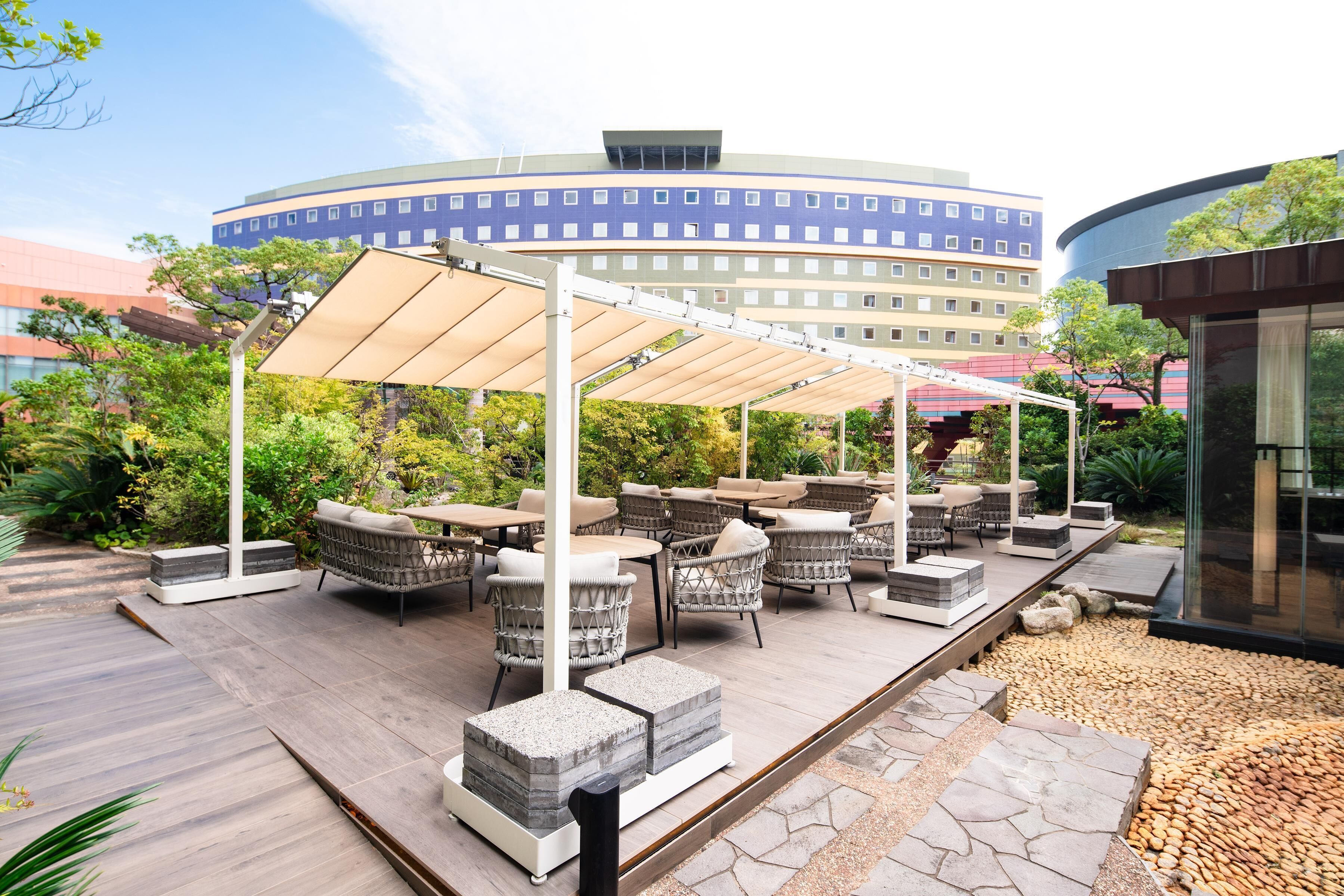 2 bars/lounges, lobby lounge