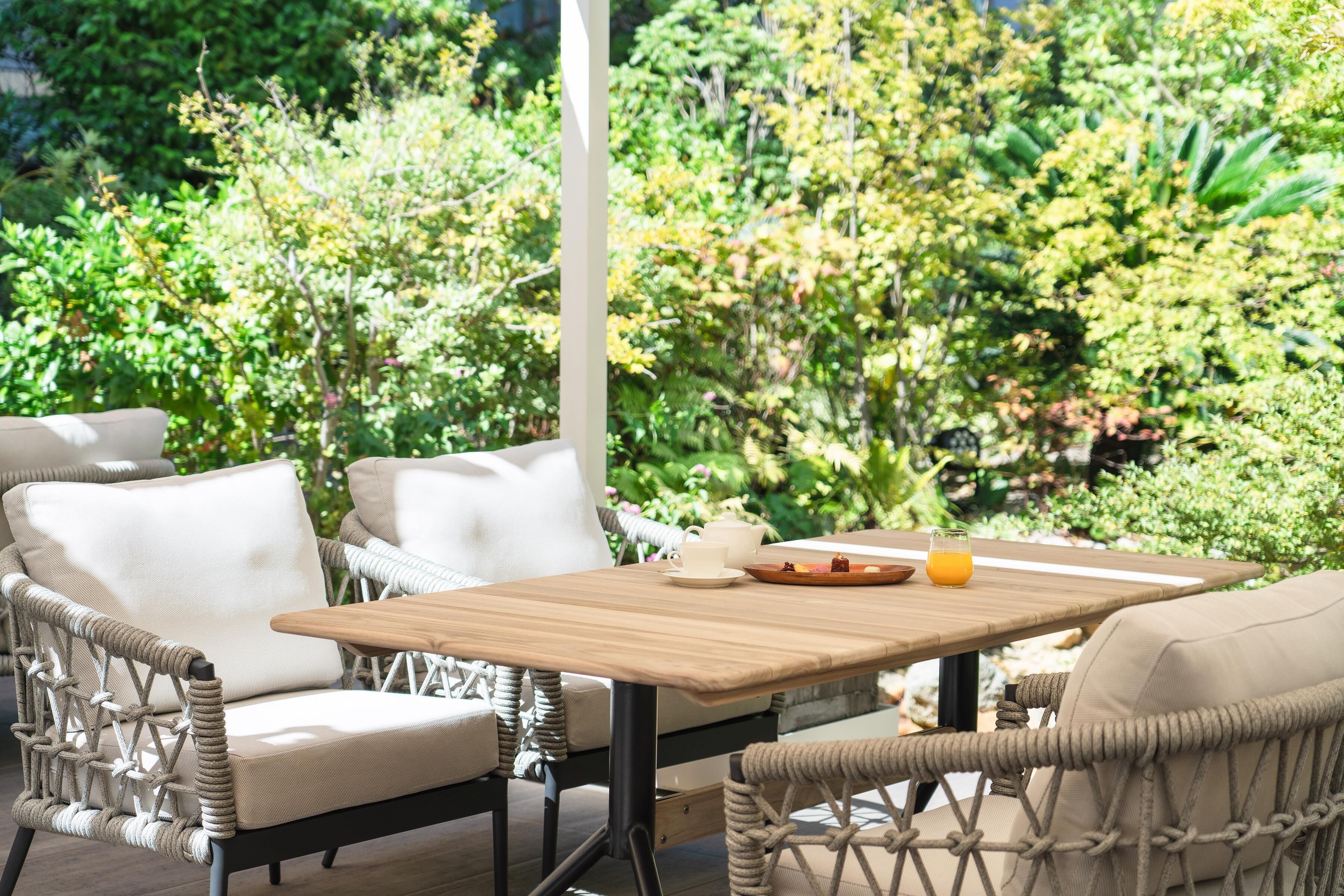 2 bars/lounges, lobby lounge