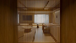 Een traditionele Japanse kamer met tatami vloerbedekking, een lage tafel en schuifdeuren.