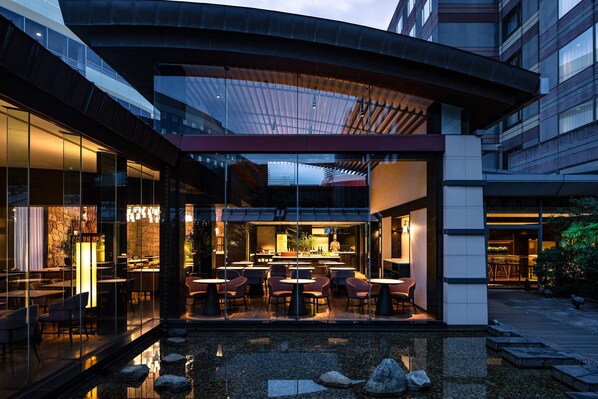 2 bars/lounges, lobby lounge