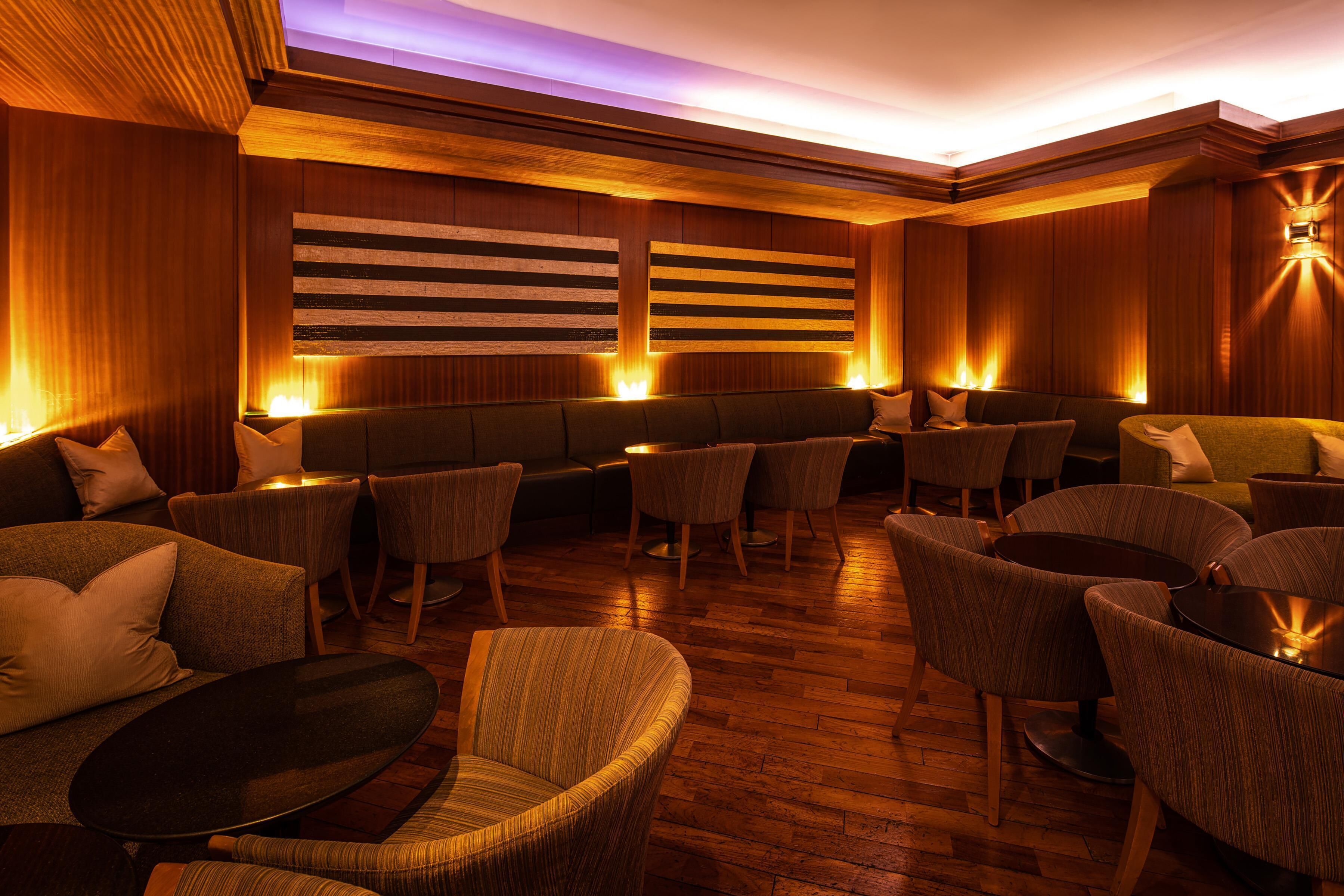 2 bars/lounges, lobby lounge