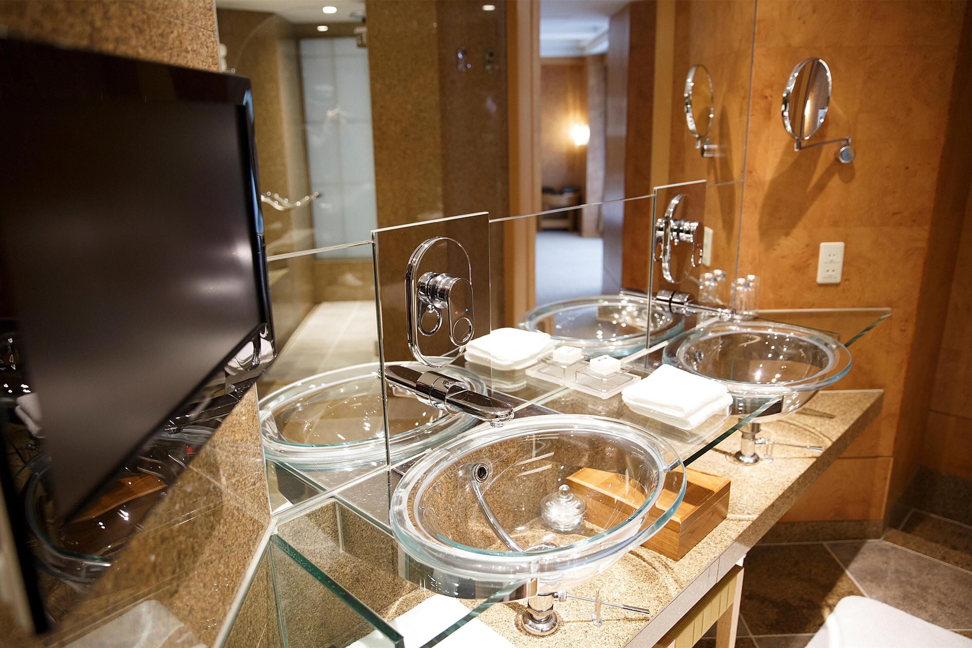 separate bathtub and shower, deep-soaking bathtub, rainfall showerhead