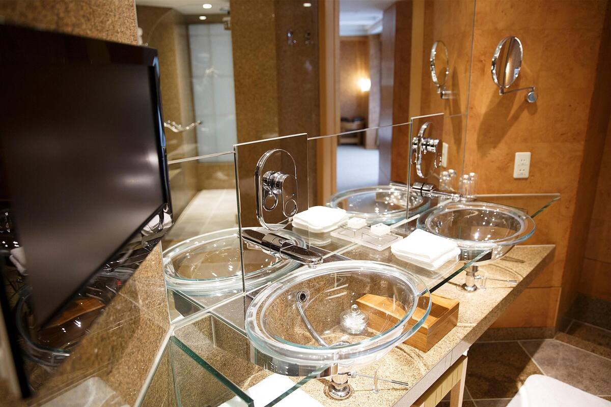 separate bathtub and shower, deep-soaking bathtub, rainfall showerhead