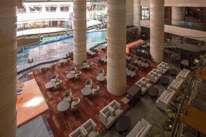 2 bars/lounges, lobby lounge