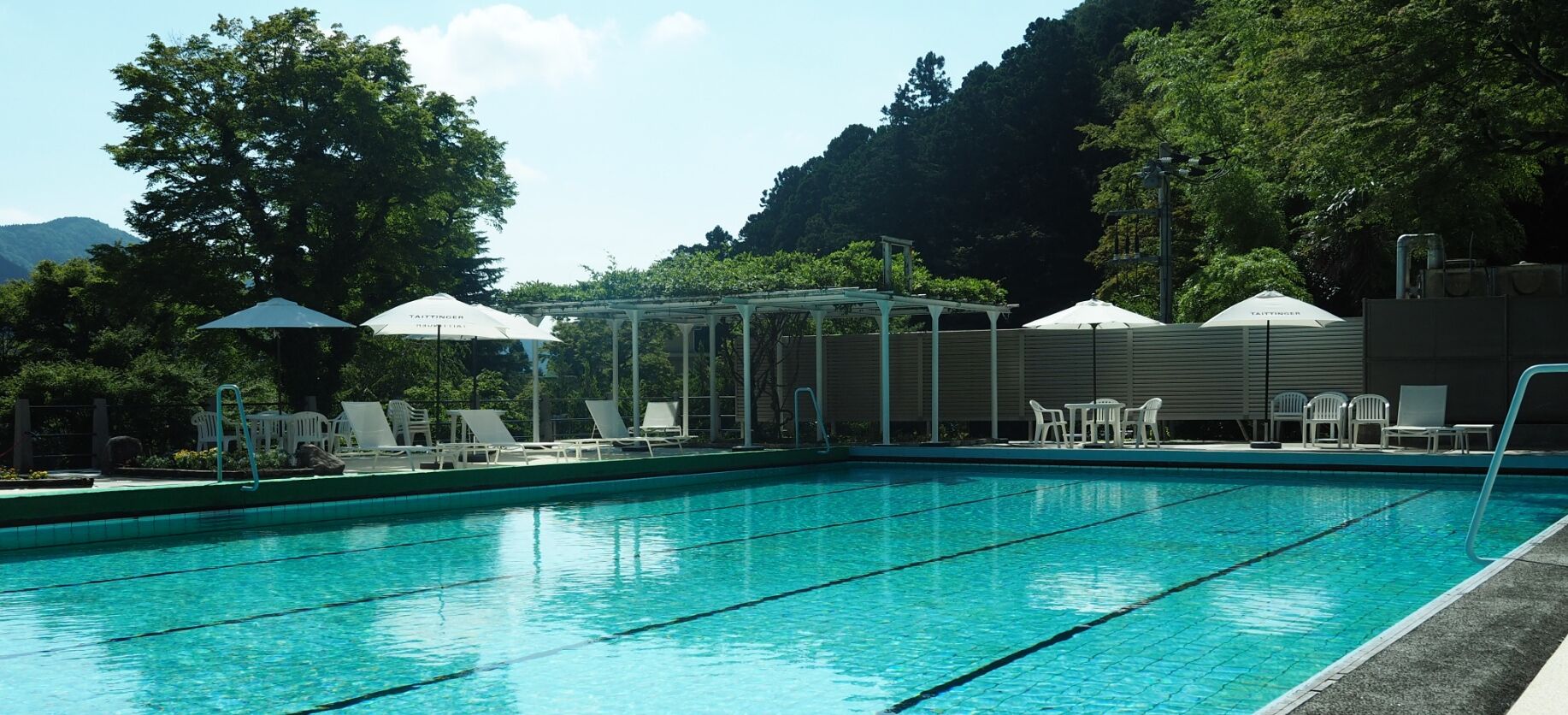 室内游泳池，季节性开放的室外游泳池