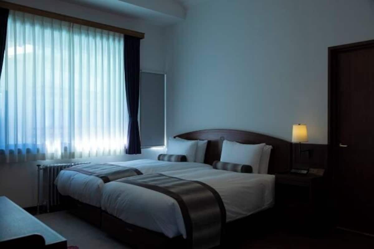 Premium bedding, in-room safe, desk, iron/ironing board