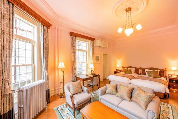 COMFY LODGE / RESTFUL COTTAGE DELUXE TWIN | Roupas de cama premium, cofres nos quartos, escrivaninha