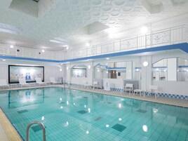 Una piscina techada, una piscina al aire libre de temporada