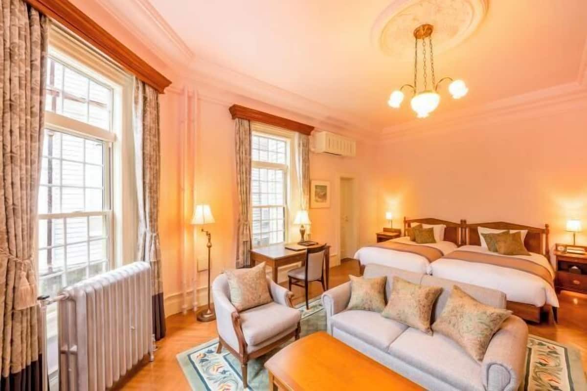 1 bedroom, premium bedding, in-room safe, desk