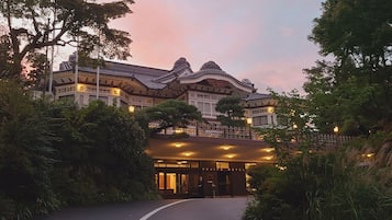 施設の正面 (日没後)