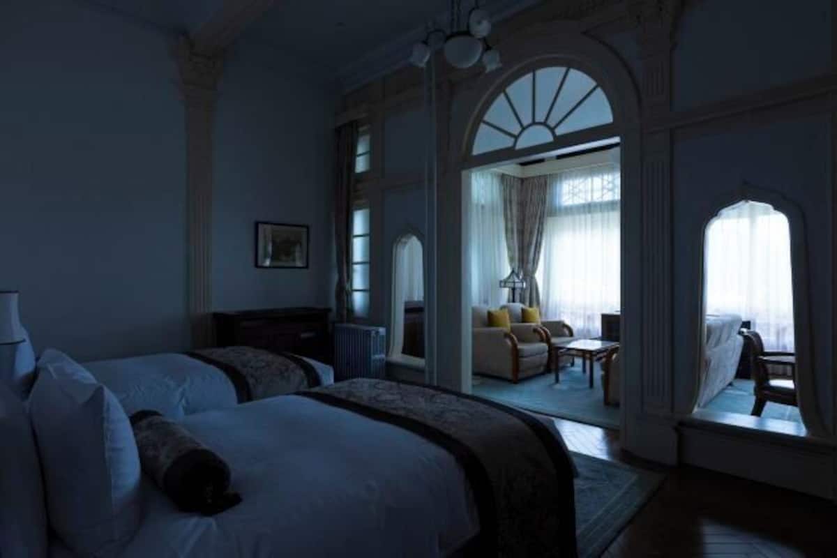Premium bedding, in-room safe, desk, iron/ironing board