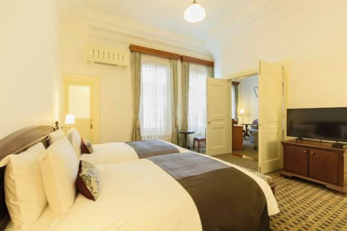 Premium bedding, in-room safe, desk, iron/ironing board