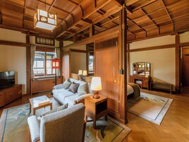 FLOWER PALACE JUNIOR SUITE | Premium bedding, in-room safe, desk, iron/ironing board