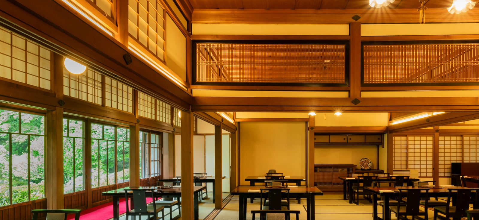 Un restaurante japonés con interiores de madera tradicionales y suelo de esteras de tatami.