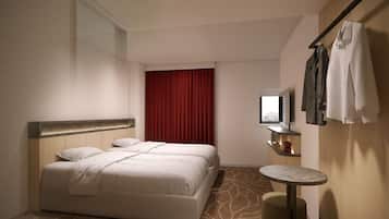 Ein Hotelzimmer mit einem Bett, einem kleinen runden Tisch, einem Spiegel und einem roten Vorhang.
