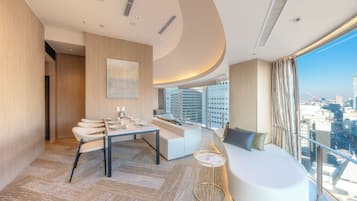 Blackout drapes, free WiFi, bed sheets