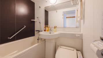 Une salle de bain moderne équipée d’une baignoire, de toilettes, d’un lavabo et d’un miroir.