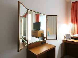 Bureau, rideaux occultants, Wi-Fi gratuit, draps fournis