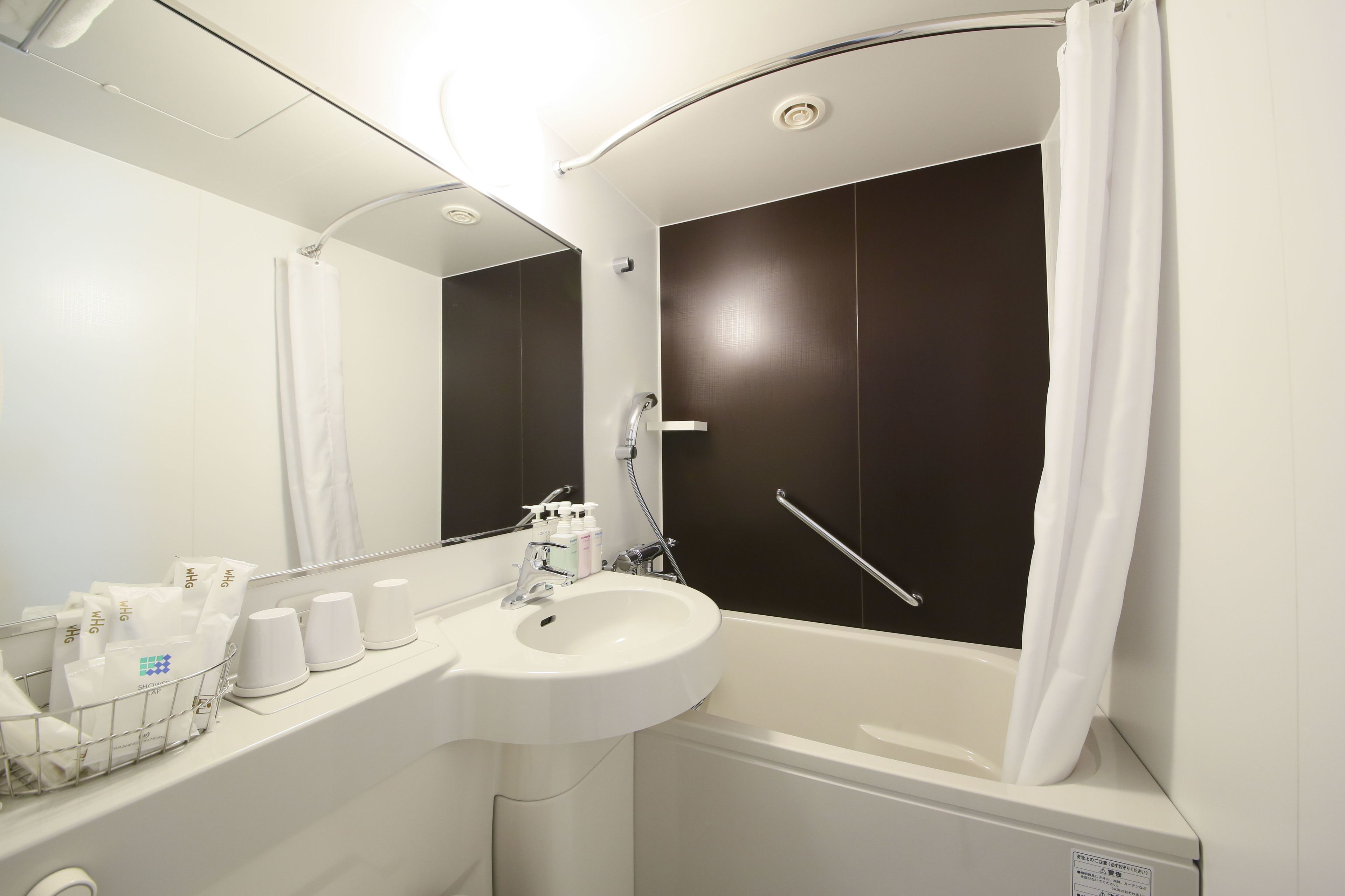 combined shower/bathtub, free toiletries, hair dryer, slippers