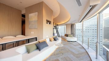 Blackout curtains, free WiFi, bed sheets