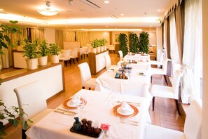 Breakfast, lunch and dinner served - Tokyo Grand Hotel (Tokyo)