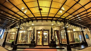 Front of property - evening/night - Mercure Vientiane (Vientiane)