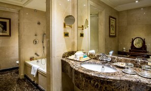 Suite Exécutive, vue mer (Low Floor) | Baignoire relaxante profonde