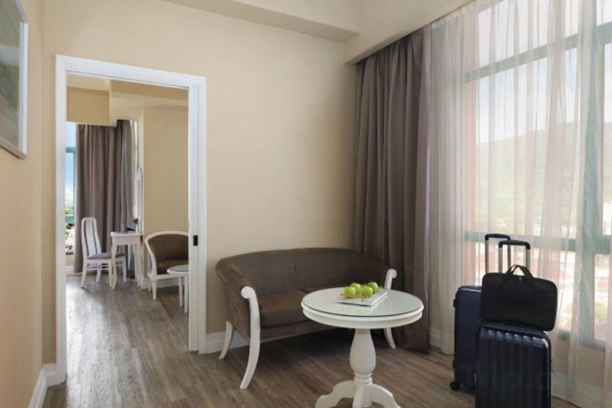 Living area | 40-inch flat-screen TV with cable channels