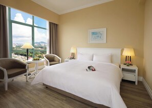 Minibar, caja de seguridad en la habitación y escritorio 