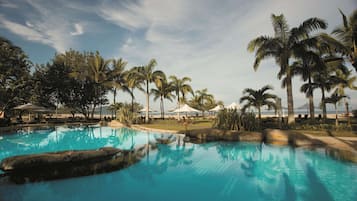 2 piscinas externas, guarda-sóis, espreguiçadeiras