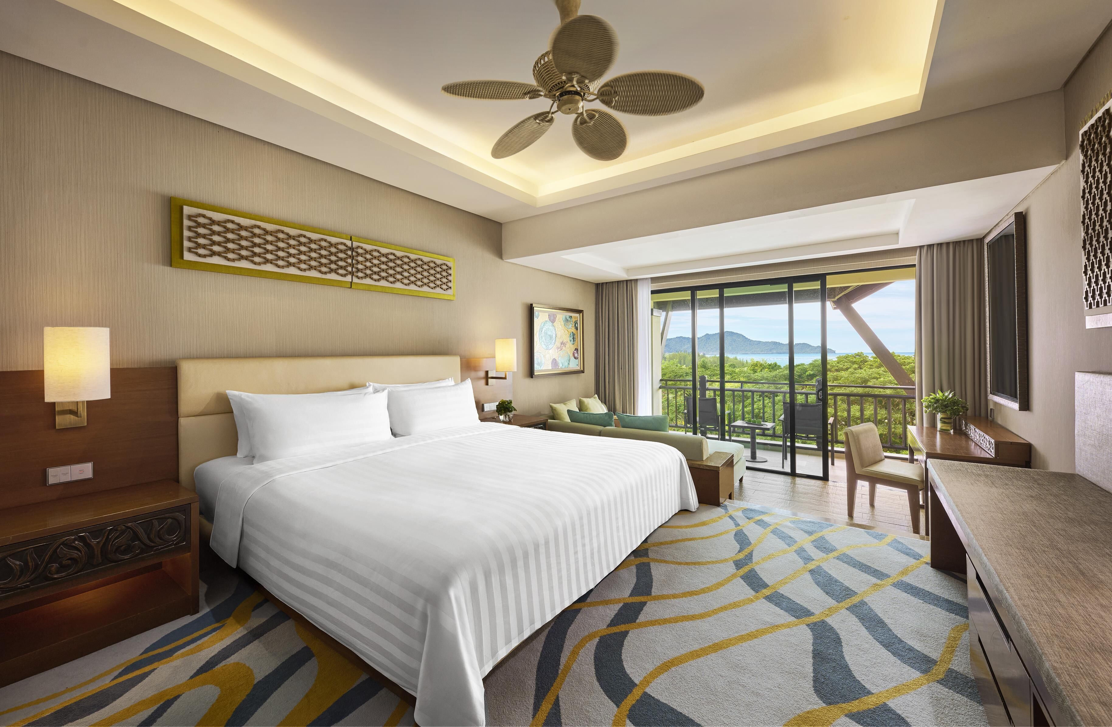 Garden Deluxe Seaview (King) | In-room safe, desk, laptop workspace, blackout curtains
