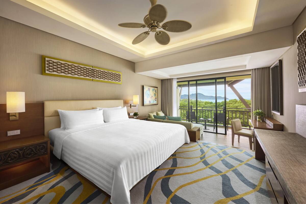 Garden Deluxe Seaview (King) | In-room safe, desk, laptop workspace, blackout drapes