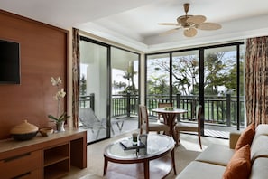 Garden Executive Suite (King) | In-room safe, desk, laptop workspace, blackout curtains