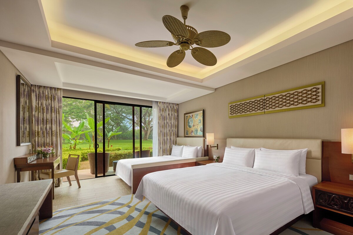 Family Room | In-room safe, desk, laptop workspace, blackout curtains
