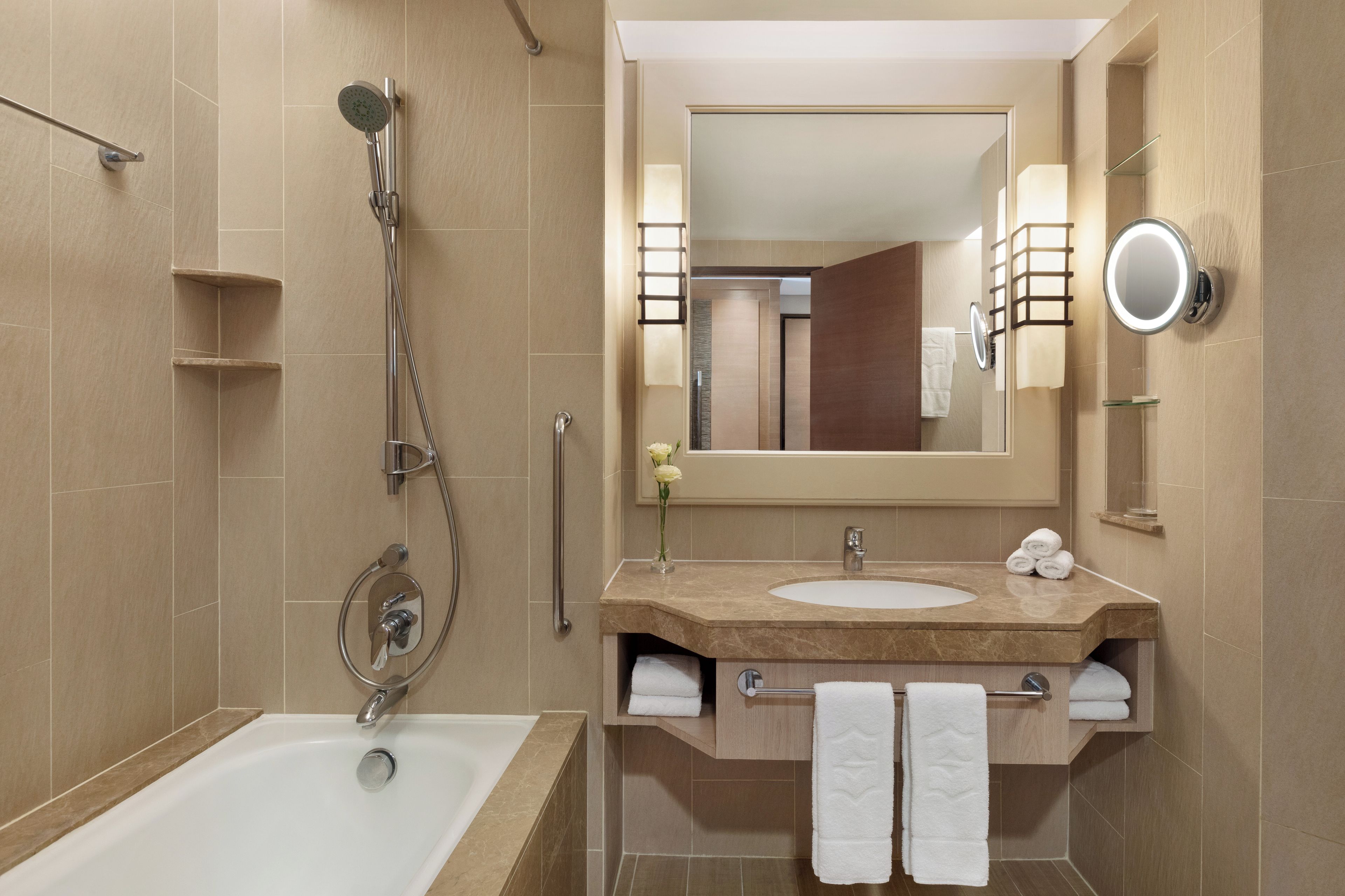 Une salle de bain moderne équipée d’une baignoire, d’un lavabo et d’une douche.