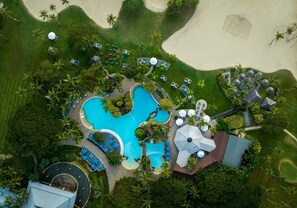 2 hồ bơi ngoài trời, dù/ô trên bãi biển/hồ bơi, ghế dài tắm nắng 