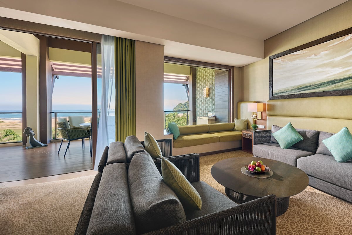 Executive Suite, 1 King Bed (Ocean Wing) | Living area | Ping pong