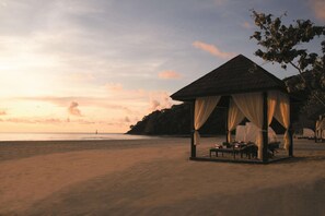 Private beach, white sand, free beach cabanas, sun loungers - Shangri-La Rasa Ria, Kota Kinabalu (Tuaran)