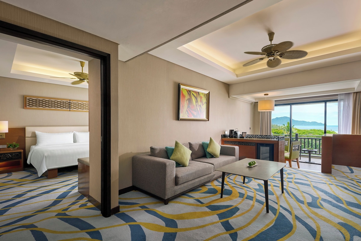 Garden Executive Suite (King) | Living area | Table tennis