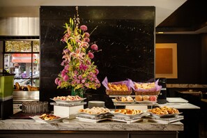 Desayuno buffet diario (MXN 245 por persona)