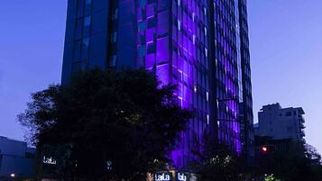 Vista frontal de la propiedad