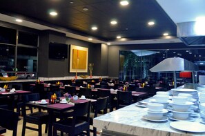 Se sirven desayunos, almuerzos y cenas; cocina mexicana