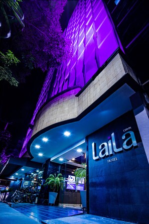 Fachada de la propiedad por la tarde o noche