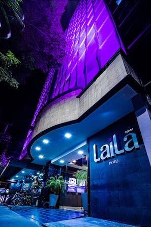 Fachada de la propiedad por la tarde o noche